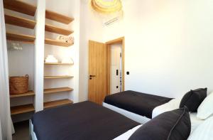 Posteľ alebo postele v izbe v ubytovaní The Nine Graces - Agios Prokopios Beach Apartments -Option with terrace and jacuzzi