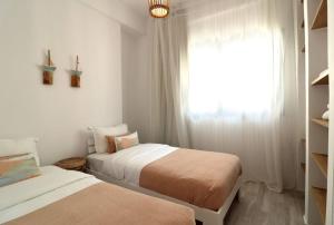 Posteľ alebo postele v izbe v ubytovaní The Nine Graces - Agios Prokopios Beach Apartments -Option with terrace and jacuzzi