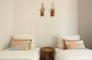 Posteľ alebo postele v izbe v ubytovaní The Nine Graces - Agios Prokopios Beach Apartments -Option with terrace and jacuzzi