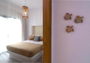 Posteľ alebo postele v izbe v ubytovaní The Nine Graces - Agios Prokopios Beach Apartments -Option with terrace and jacuzzi