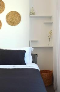 Posteľ alebo postele v izbe v ubytovaní The Nine Graces - Agios Prokopios Beach Apartments -Option with terrace and jacuzzi