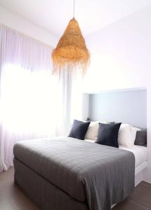 Posteľ alebo postele v izbe v ubytovaní The Nine Graces - Agios Prokopios Beach Apartments -Option with terrace and jacuzzi