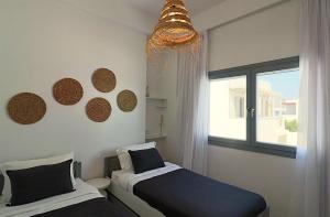 Posteľ alebo postele v izbe v ubytovaní The Nine Graces - Agios Prokopios Beach Apartments -Option with terrace and jacuzzi