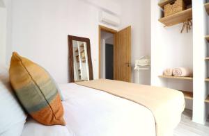 Posteľ alebo postele v izbe v ubytovaní The Nine Graces - Agios Prokopios Beach Apartments -Option with terrace and jacuzzi