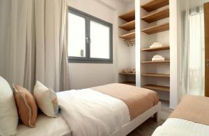 Posteľ alebo postele v izbe v ubytovaní The Nine Graces - Agios Prokopios Beach Apartments -Option with terrace and jacuzzi