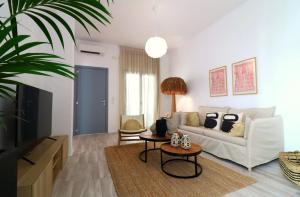 Posedenie v ubytovaní The Nine Graces - Agios Prokopios Beach Apartments -Option with terrace and jacuzzi