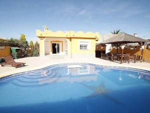 The swimming pool at or close to Agradable villa con piscina