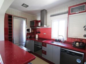 A kitchen or kitchenette at Agradable villa con piscina