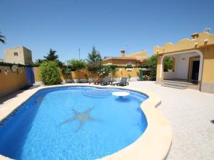 The swimming pool at or close to Agradable villa con piscina