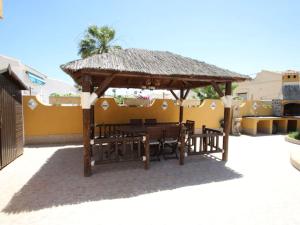 A restaurant or other place to eat at Agradable villa con piscina