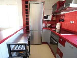 A kitchen or kitchenette at Agradable villa con piscina