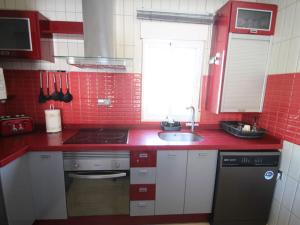 A kitchen or kitchenette at Agradable villa con piscina
