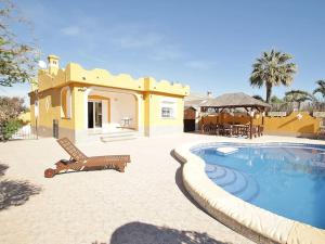The swimming pool at or close to Agradable villa con piscina