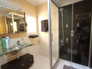 A bathroom at Agradable villa con piscina