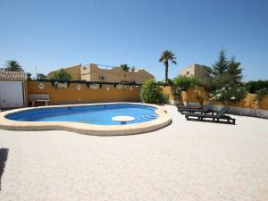 The swimming pool at or close to Agradable villa con piscina