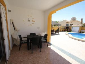 The swimming pool at or close to Agradable villa con piscina