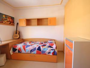 A bed or beds in a room at Agradable villa con piscina