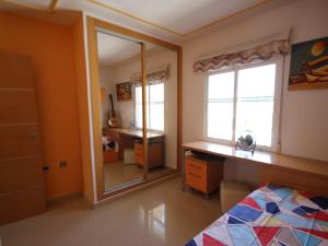 A bed or beds in a room at Agradable villa con piscina