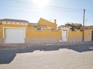 Kép Agradable villa con piscina szállásáról Torreviejában a galériában