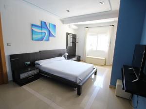 A television and/or entertainment centre at Agradable villa con piscina