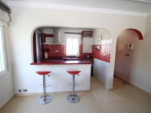 A kitchen or kitchenette at Agradable villa con piscina