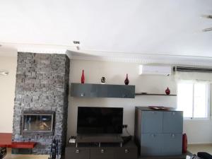 A television and/or entertainment centre at Agradable villa con piscina
