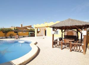 The swimming pool at or close to Agradable villa con piscina
