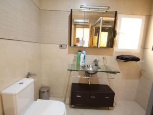 A bathroom at Agradable villa con piscina