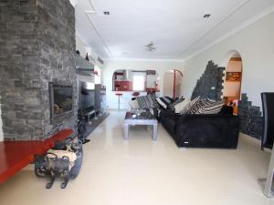 A television and/or entertainment centre at Agradable villa con piscina
