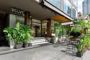 バンコクにあるボルボ ホテル バンコクの植物が目の前にある建物のロビー