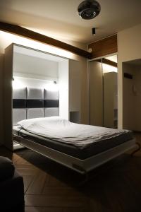 Ліжко або ліжка в номері Attic Studio Poznań-Jeżyce