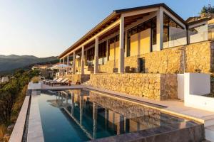 una casa con piscina accanto a un edificio di Villa M - Dubrovnik a Zaton