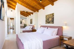 una camera da letto con un letto grande e un tavolo di Villa M - Dubrovnik a Zaton Altre 42 foto