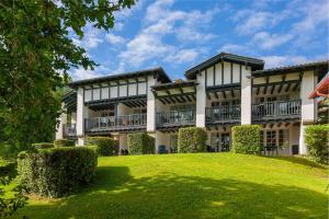 - une vue sur l'extérieur d'un bâtiment avec une cour dans l'établissement Résidence Pierre & Vacances La Villa Maldagora, à Ciboure