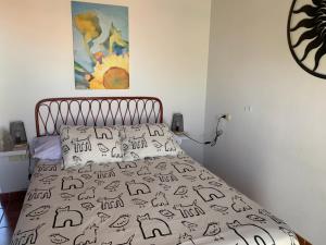a bedroom with a bed with black and white sheets at Eagle Studio in San Miguel de Abona