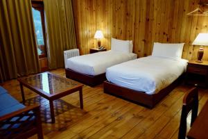 Una cama o camas en una habitación de Taktsang Village Resort