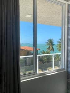 una ventana con vistas al océano en Branco Haus - Pé na Areia do Caribessa, en João Pessoa
