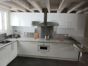 Kuchnia lub aneks kuchenny w obiekcie spacieuse maison de ville avec espace détente