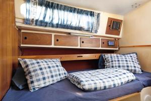 Habitación pequeña con 1 cama y 2 almohadas en Babieca en Caleta de Sebo