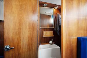 bagno con lavandino, specchio e servizi igienici di Babieca a Caleta de Sebo
