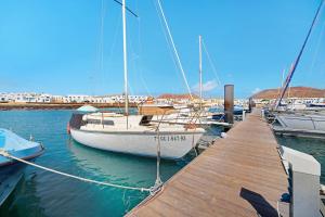 una barca è ormeggiata in un molo in acqua di Babieca a Caleta de Sebo