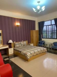 - une chambre avec un lit, un canapé et des chaises dans l'établissement Phú Gia Hotel, à Hô-Chi-Minh-Ville