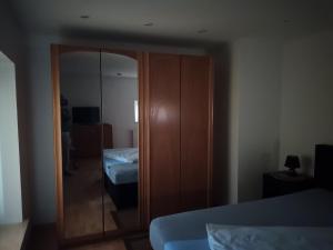 a bedroom with a closet and a bed and a mirror at Ferienwohnung Perlitz in Petersdorf