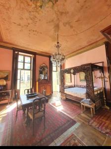 une chambre avec un lit, une table et des chaises dans l'établissement Turin Center Quadrilatero, à Turin