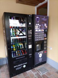 uma máquina de venda automática de refrigerantes está ao lado de uma parede em Hostel Vojnik em Vojnik