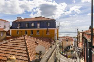 żółto-niebieski budynek na dachu w obiekcie Alfama 2BDR Duplex Apartment W/ Balcony by LovelyStay w Lizbonie