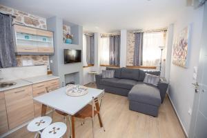 A television and/or entertainment centre at ΟNIRO Comfort Living