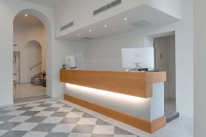 - une cuisine avec un comptoir et un sol en damier dans l'établissement Hotel Ariele, à Florence