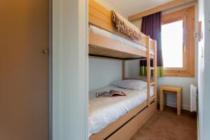 1 dormitorio con 2 literas y ventana en Résidence Pierre & Vacances Les Gémeaux, en Belle Plagne 32 fotos más