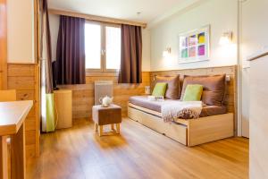 a bedroom with a bed and a window at Résidence Pierre & Vacances Les Gémeaux in Belle Plagne +28 photos